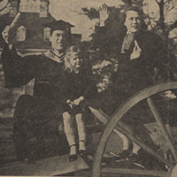 Vic Raschi, wife Sally '44 and daughter Victorisa '67 pose in the Wren courtyard on Feb. 4, 1949, the day Vic graduated from William & 玛丽.